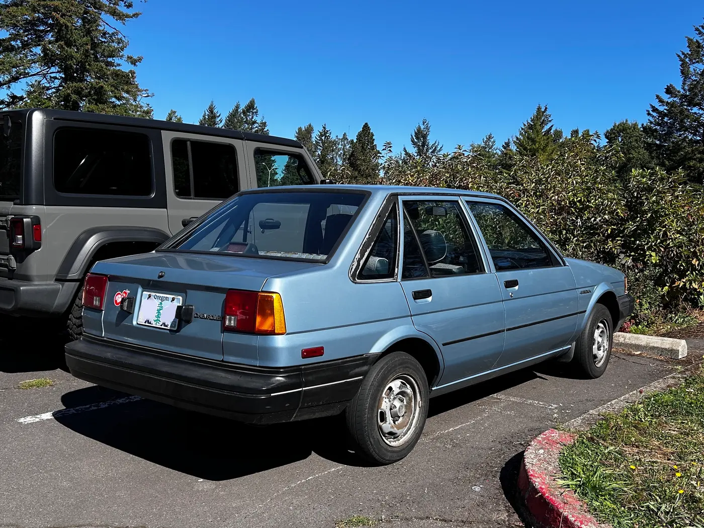 Chiếc Chevrolet Nova đời 1986 màu xanh đỗ bên đường