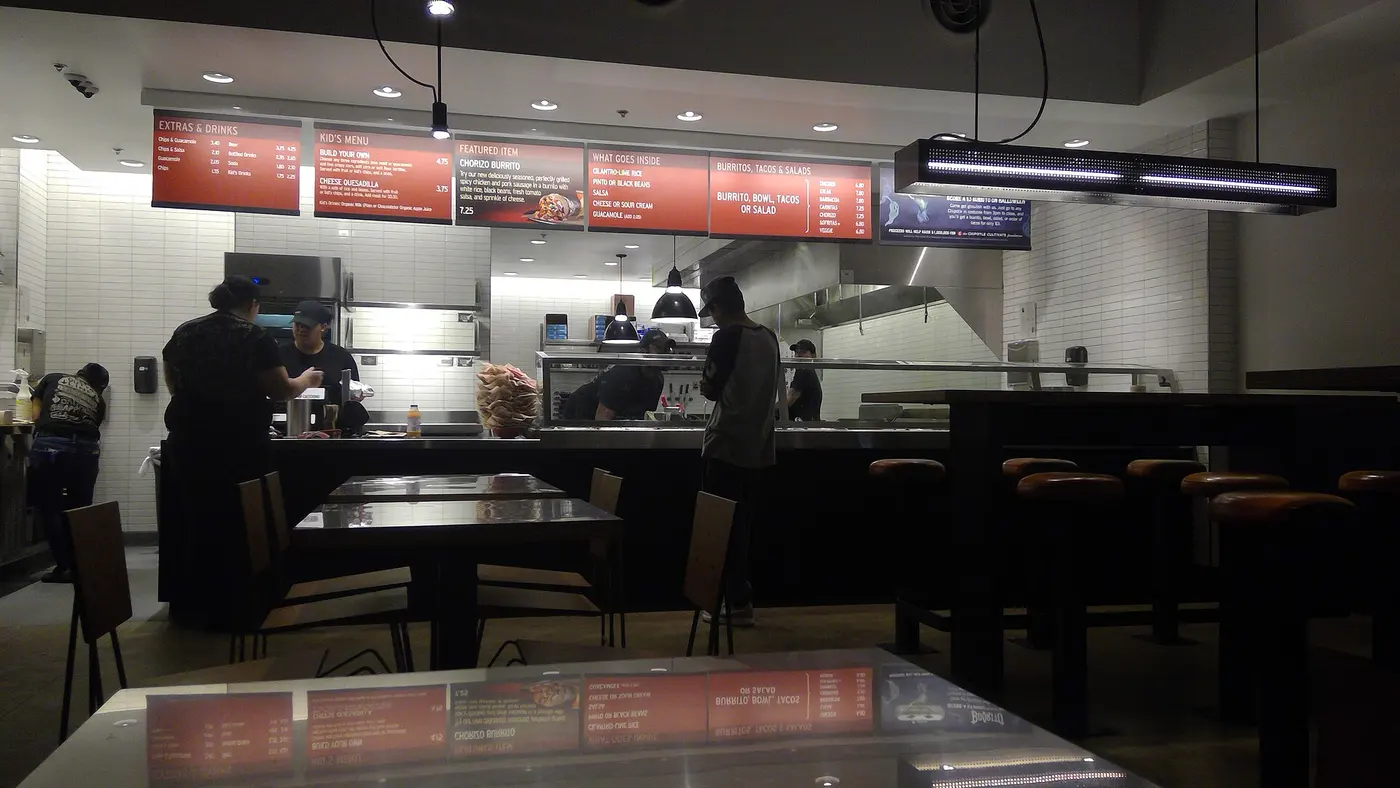 Khu vực quầy phục vụ của một nhà hàng Chipotle
