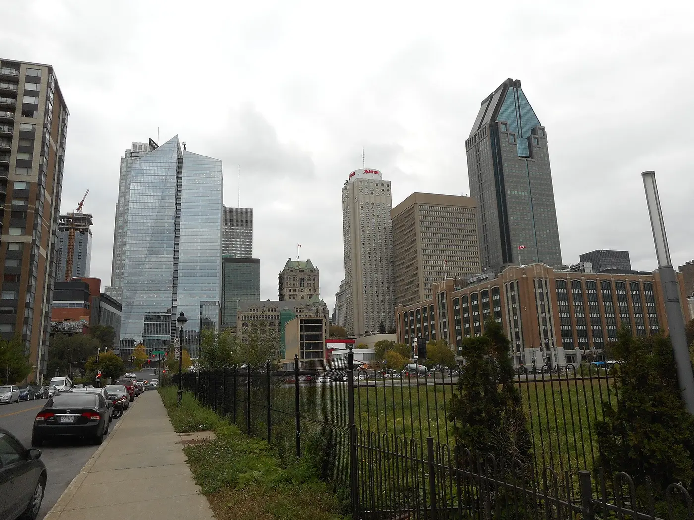 Tòa tháp Deloitte ở Montréal nhìn từ phố Jean-D'Estrées
