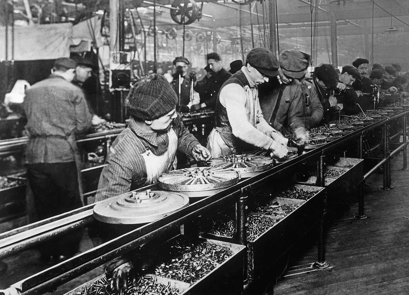 Công nhân lắp ráp khung xe trên dây chuyền của Ford năm 1913