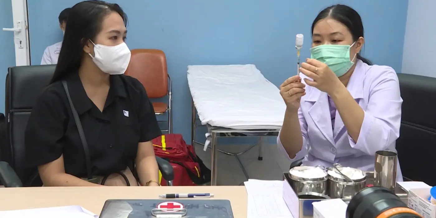 Nhân viên y tế chuẩn bị mũi tiêm vắc-xin COVID-19 tại TP.HCM năm 2021