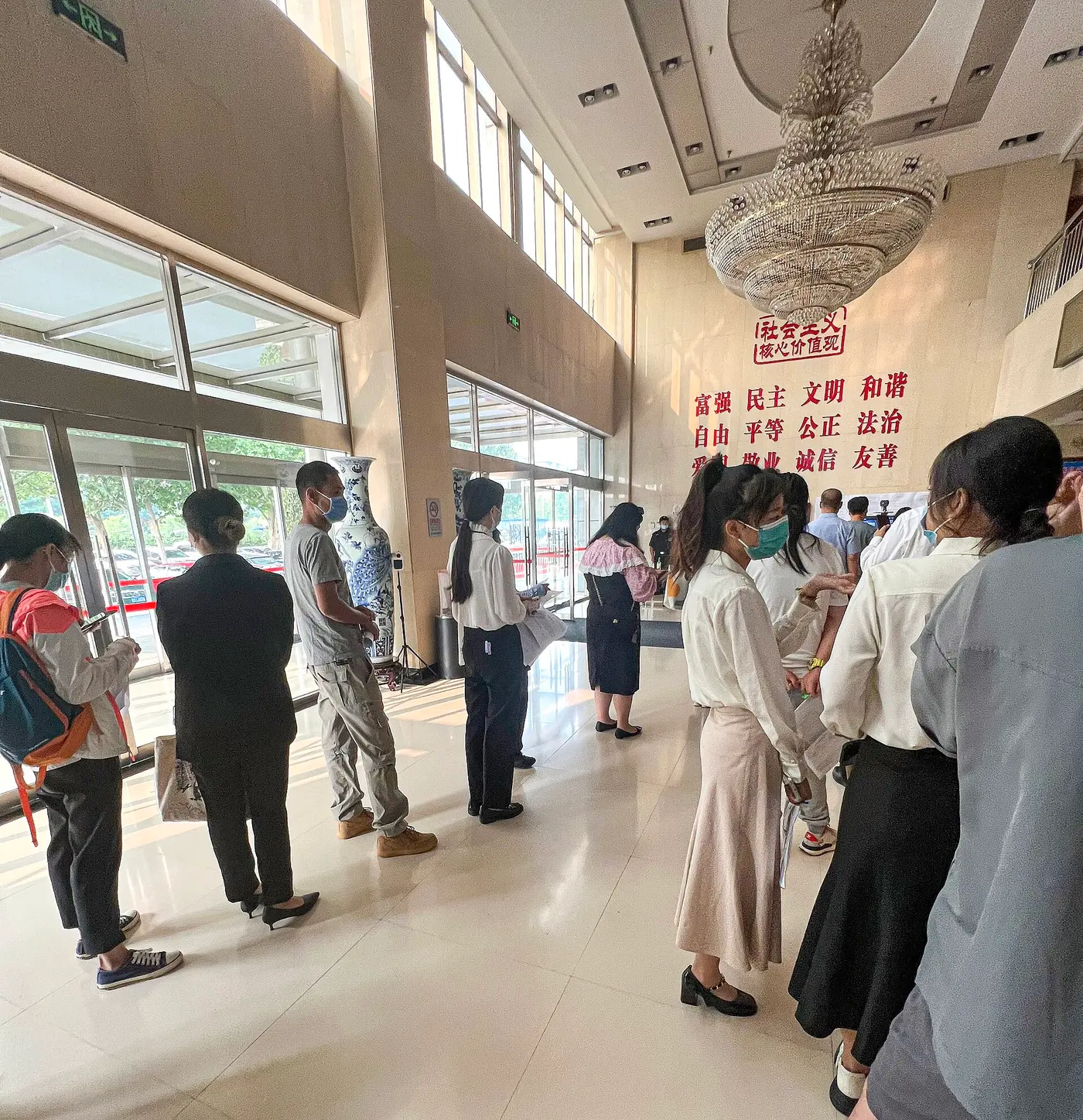 Nhiều ứng viên mặc trang phục công sở xếp hàng chờ phỏng vấn