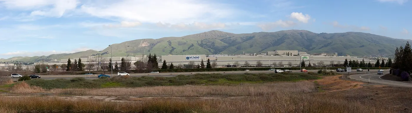 Toàn cảnh nhà máy NUMMI ở Fremont với núi Mission Peak phía sau