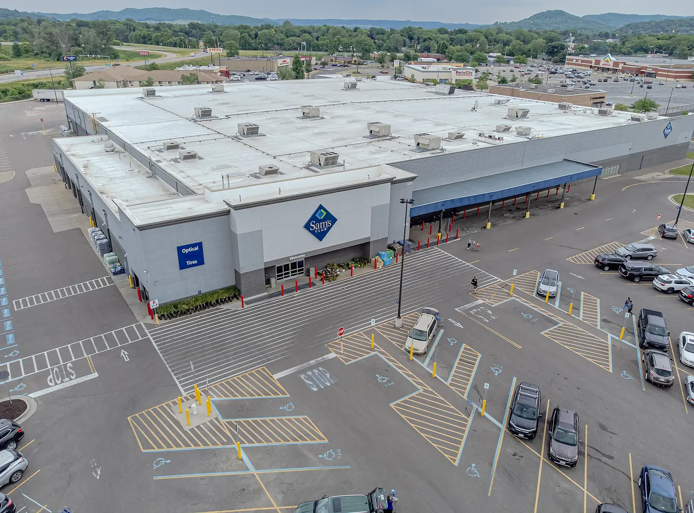 Một cửa hàng Sam's Club nhìn từ trên cao với bãi đỗ xe phía trước