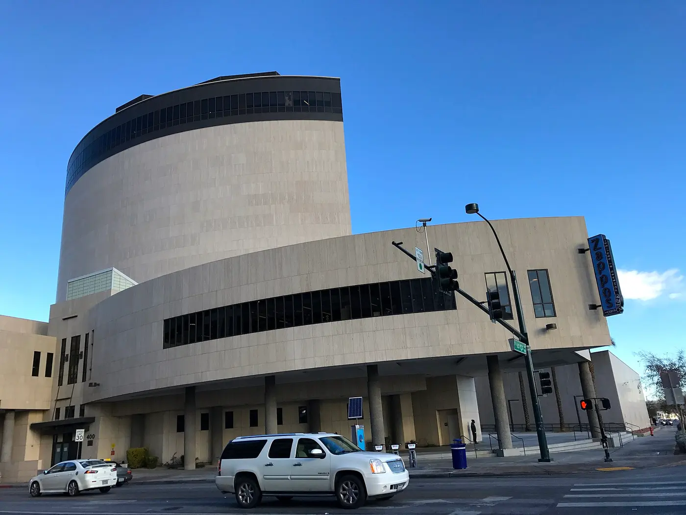 Trụ sở Zappos ở trung tâm Las Vegas, góc đường Stewart và Las Vegas